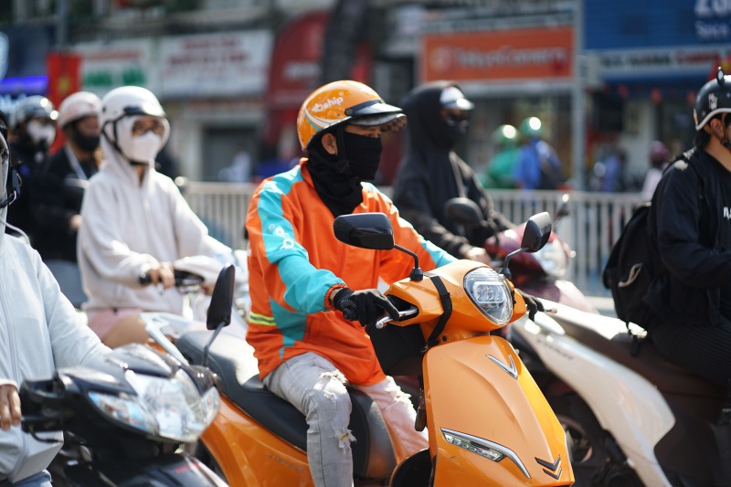 Giá xăng dầu biến động, người dân Hà Nội - TP.HCM rủ nhau bỏ xe cá nhân, chuyển sang di chuyển bằng tàu điện và xe buýt- Ảnh 12.