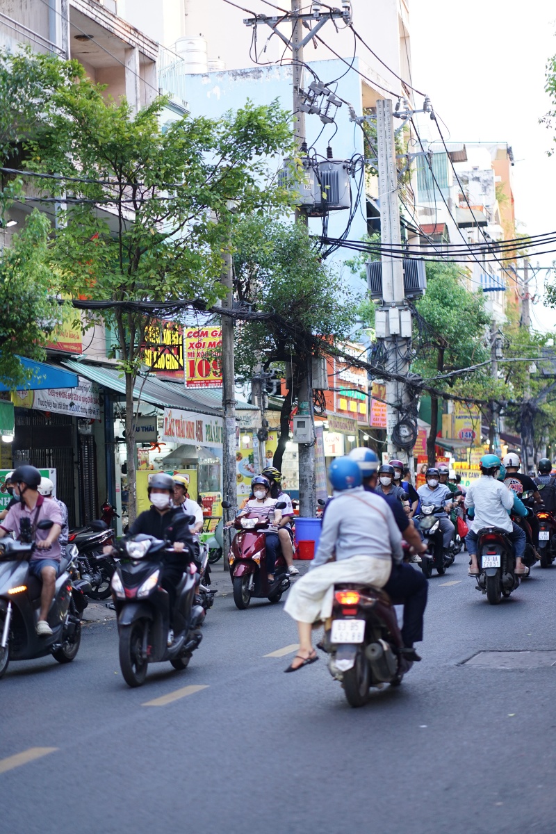 Giá xăng dầu biến động, người dân Hà Nội - TP.HCM rủ nhau bỏ xe cá nhân, chuyển sang di chuyển bằng tàu điện và xe buýt- Ảnh 13.