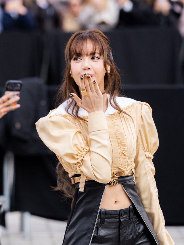 Lisa quá an toàn với gương mặt búp bê, Lưu Diệc Phi sến không tưởng, dàn sao hot tề tựu tại show Louis Vuitton- Ảnh 3.