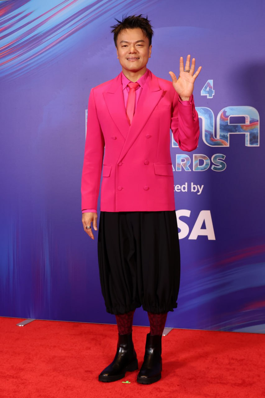 Tổng tài cả nước biết mặt bỏ chức CEO, quyết làm ca sĩ giật hết spotlight showbiz- Ảnh 2.