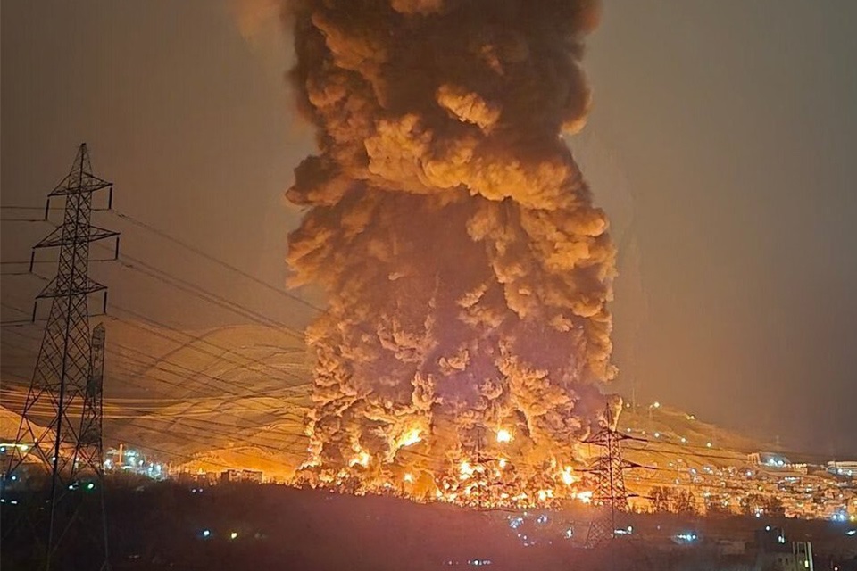 Khói độc tích tụ trong lòng chảo Tehran - Iran, lan xa tận Siberia - Nga- Ảnh 1.