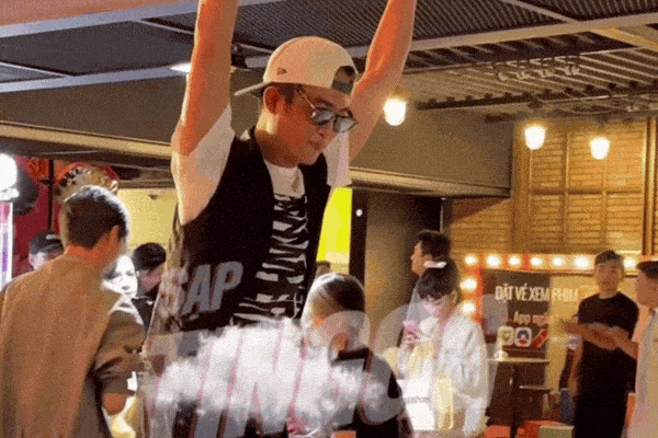 Hành động khó hiểu của Doãn Quốc Đam trong rạp chiếu phim khiến MXH xôn xao- Ảnh 4.