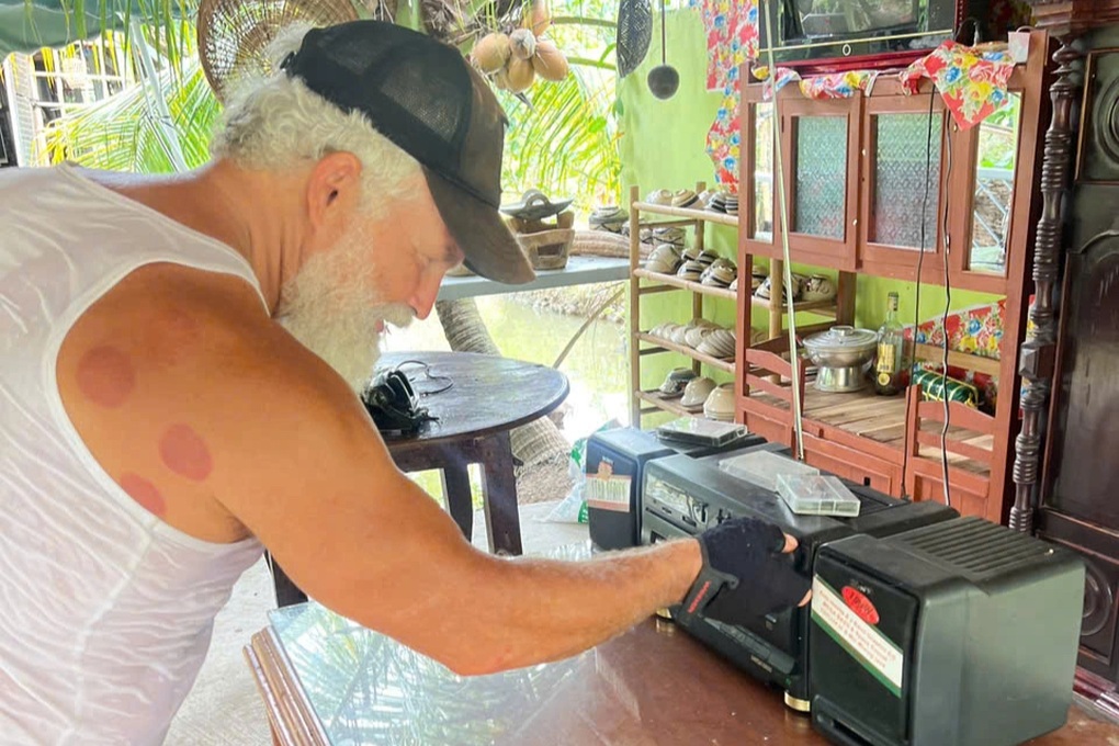 Video ông Tây đạp xe ở miền Tây được người lạ mời cơm hút 7 triệu lượt xem - 2