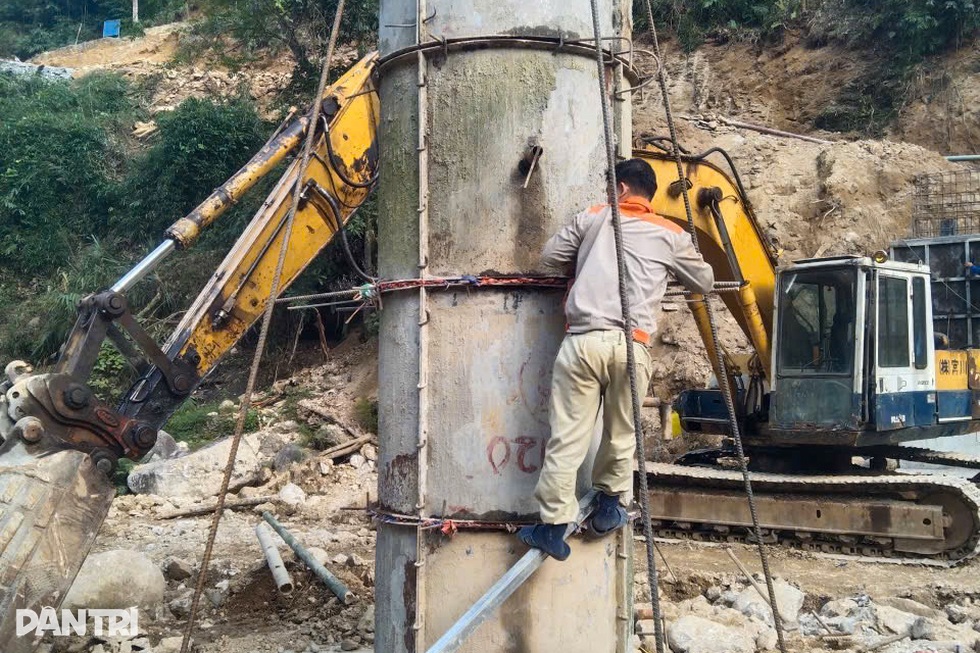 Tăng tốc, phấn đấu hoàn thành cầu Dân trí thôn Thác Hùng trước mùa mưa - 4