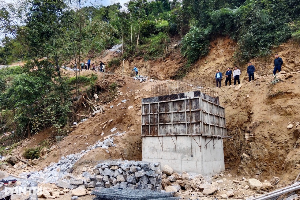 Tăng tốc, phấn đấu hoàn thành cầu Dân trí thôn Thác Hùng trước mùa mưa - 5
