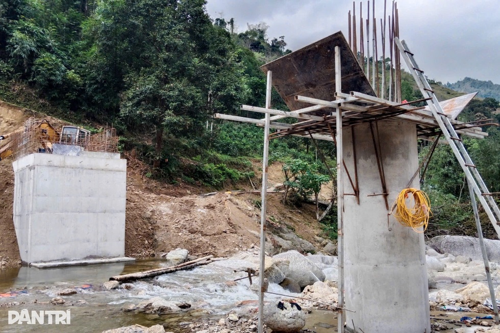 Tăng tốc, phấn đấu hoàn thành cầu Dân trí thôn Thác Hùng trước mùa mưa - 7