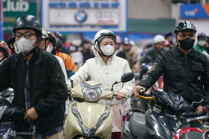 Người dân xếp hàng mua xăng ở Hà Nội, ngày 6/3. Ảnh: Hoàng Giang