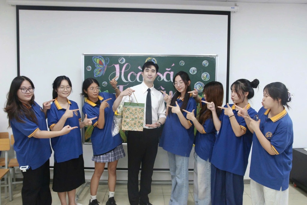 Giảng viên Gen Z gây sốt mạng xã hội vì hình ảnh chụp lén của sinh viên - 4