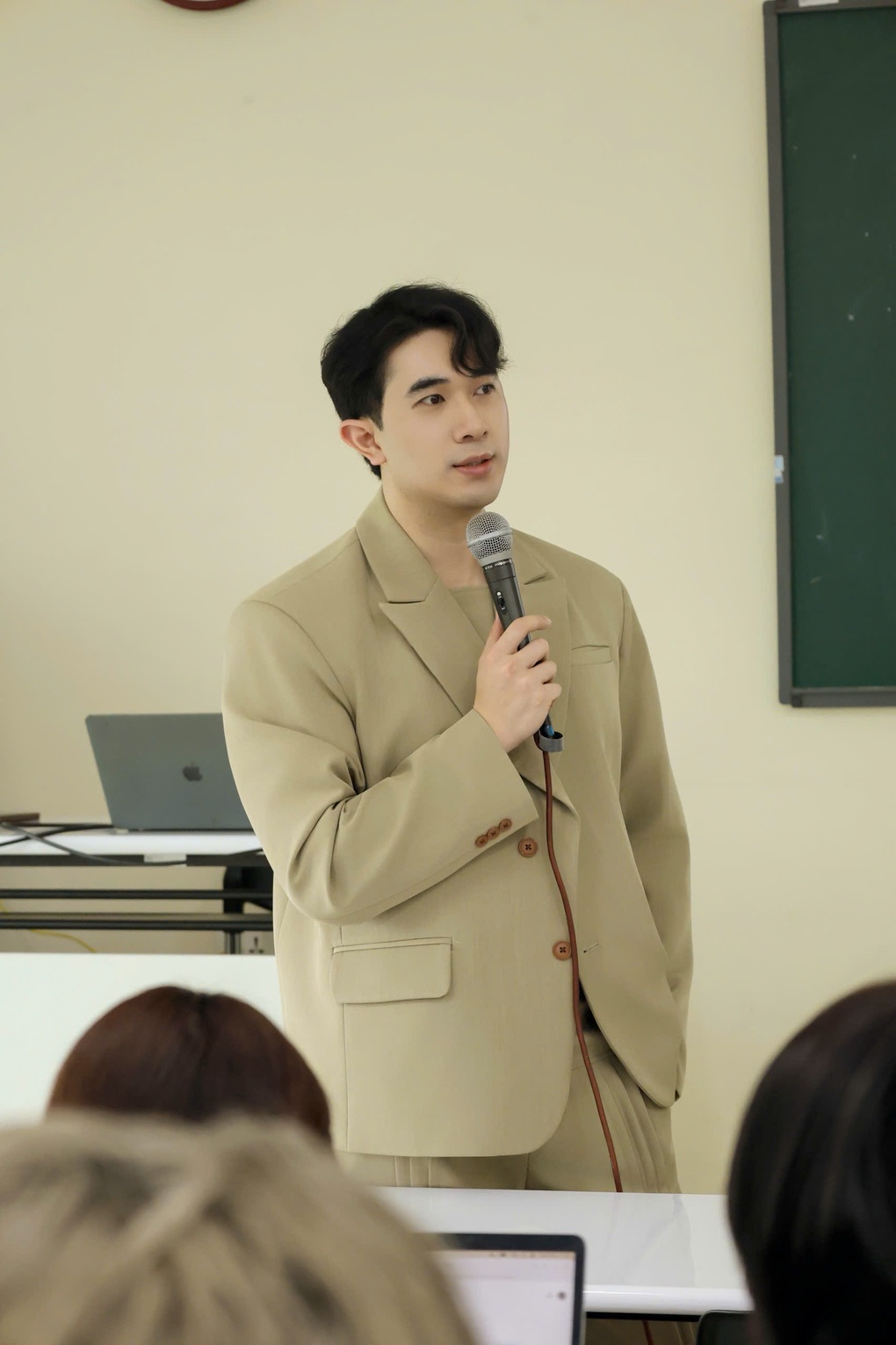 Giảng viên Gen Z gây sốt mạng xã hội vì hình ảnh chụp lén của sinh viên - 5