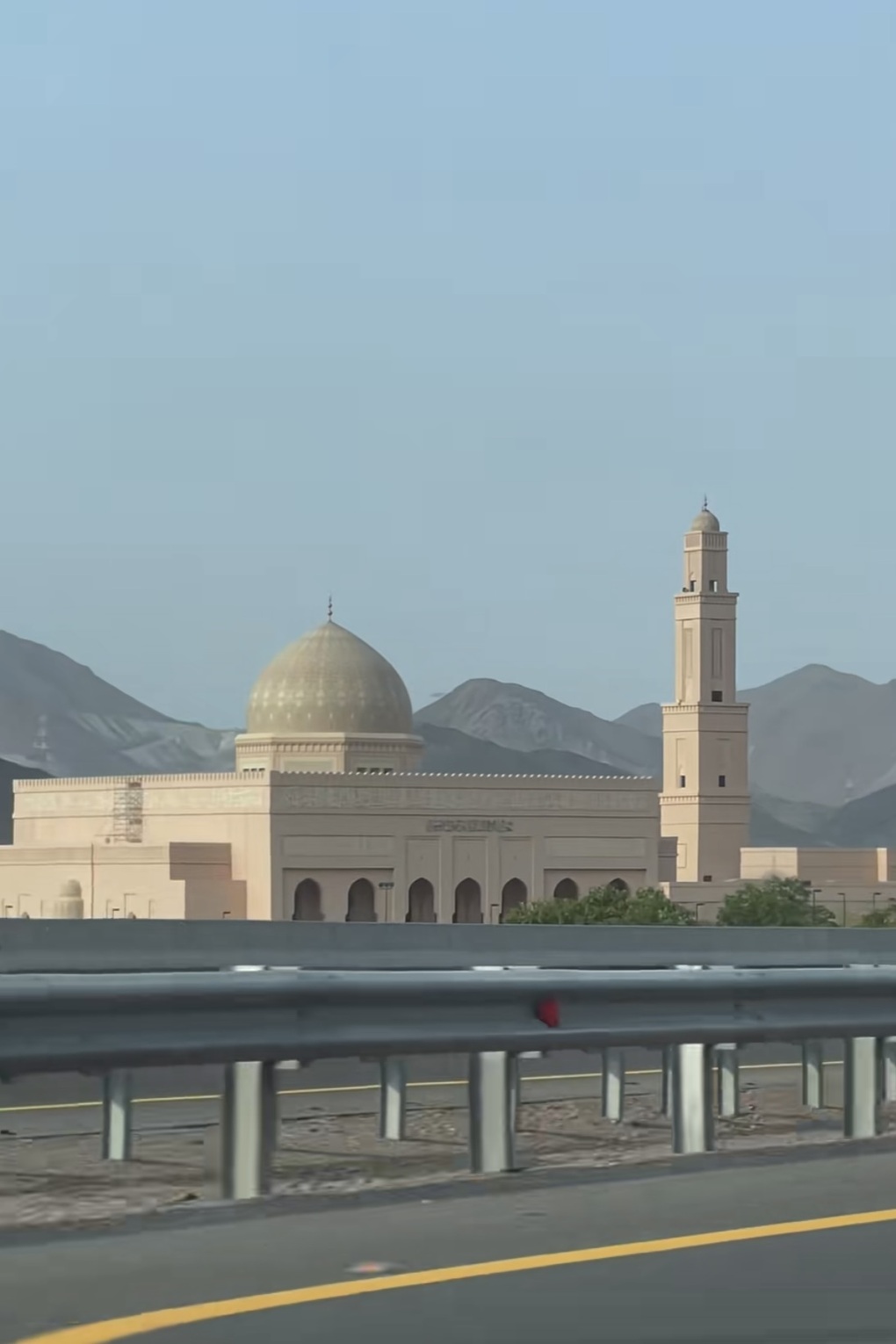 Khách Việt ngỡ ngàng khi đặt chân đến quốc gia có giá xăng rẻ hơn nước - 4