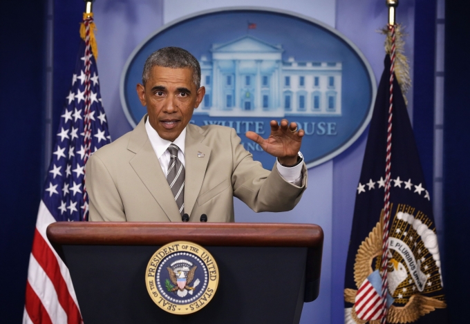 Ông Obama bị chỉ trích vì mặc bộ vest màu be trong buổi họp báo năm 2014. Ảnh: AFP