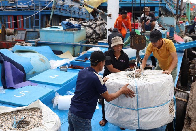 Các thuyền viên tàu cá ông Nguyễn Hứa chuẩn bị ngư cụ trước khi ra khơi, sáng 9/3. Ảnh: Trần Hóa