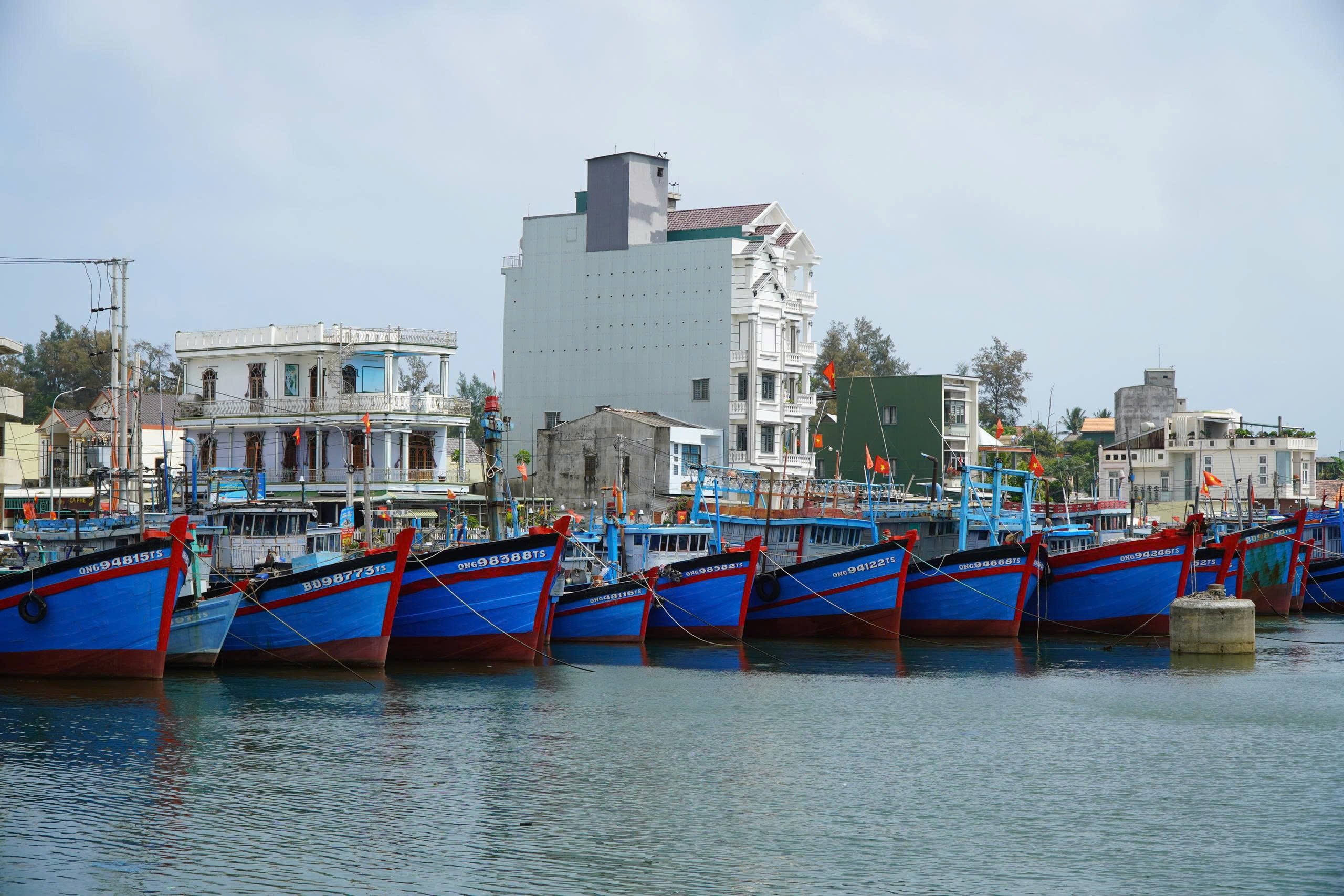 Giá dầu tăng, nhiều tàu cá ở Quảng Ngãi ngại vươn khơi- Ảnh 4.