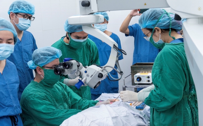 [Caption]Bác sĩ Khoa Glaucoma thực hiện kỹ thuật iTrack Advance. Ảnh: Bệnh viện cung cấp