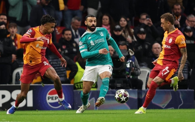 Salah (xanh) mờ nhạt trên sân Rams Park, Istanbul, Thổ Nhĩ Kỳ hôm 10/3. Ảnh: Reuters