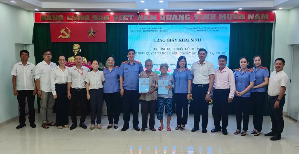 VKSND Khu vực 3 - TP.HCM phối hợp với UBND phường Minh Phụng, TP.HCM để trao giấy khai sinh cho ông Nguyễn Thành Trận - trường hợp thuộc đối tượng của Nghị quyết 205. Ảnh: SONG MAI