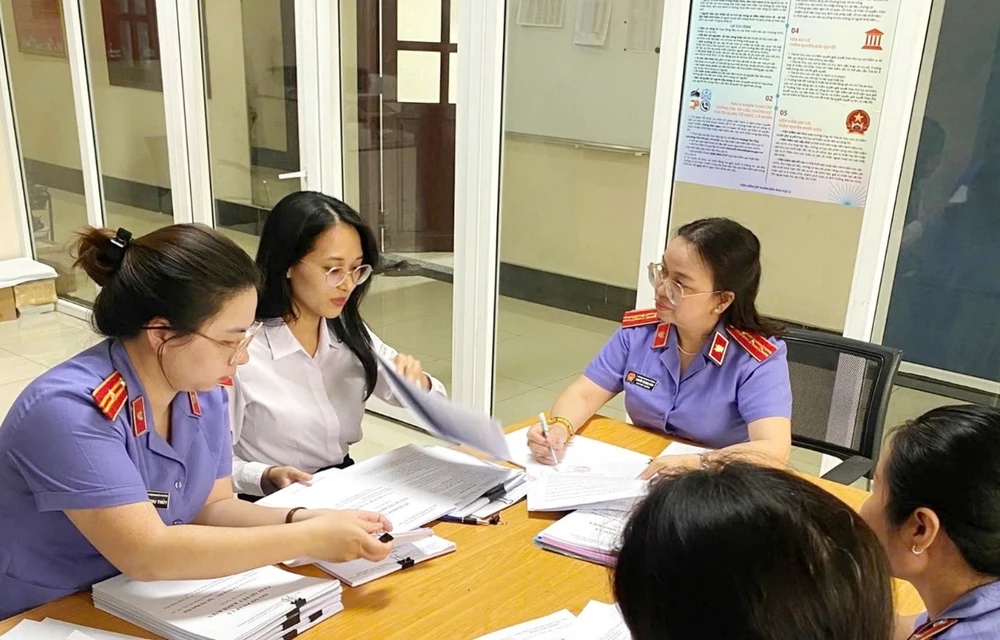 Tổ Nghị quyết 205 của VKSND Khu vực 5 làm việc với Ban Bồi thường giải phóng mặt bằng quận Bình Thạnh trong một vụ bảo vệ lợi ích công. Ảnh: VKSND khu vực 5 - TP.HCM