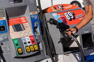 Giá dầu giảm sâu rồi bật tăng mạnh khi Mỹ ‘viết rồi xoá’ tin đã hộ tống tàu dầu ở eo biển Hormuz