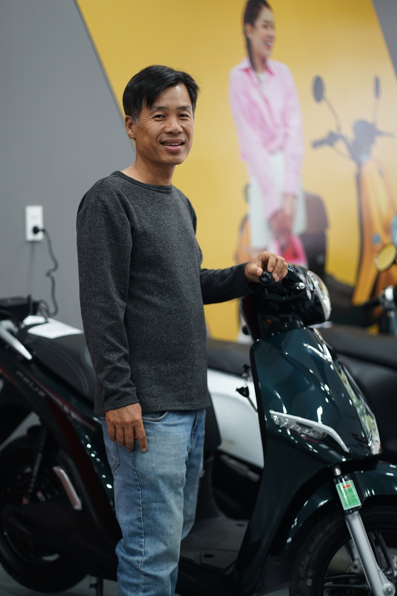 Đi một vòng các cửa hàng xe điện ở TP.HCM: “Hai ngày cuối tuần bán hơn 60 chiếc, khách đến liên tục”- Ảnh 4.