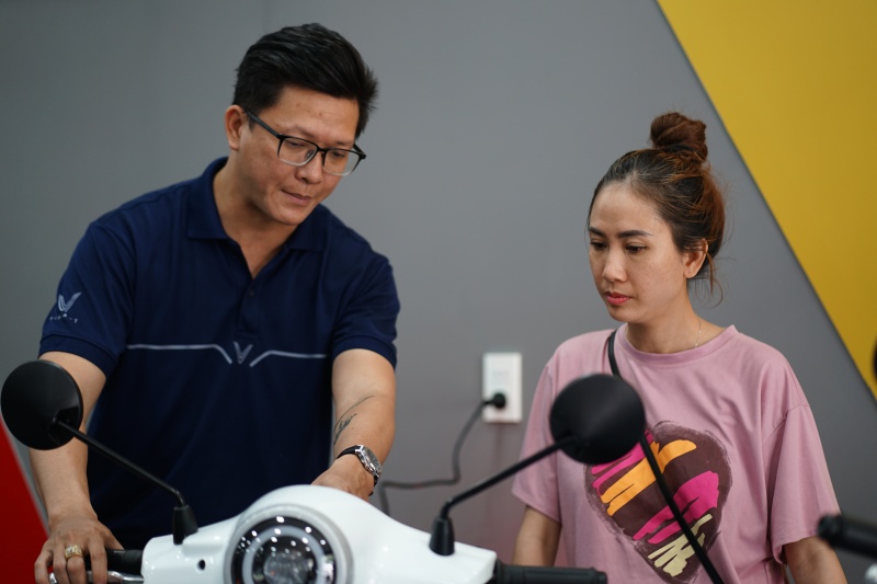 Đi một vòng các cửa hàng xe điện ở TP.HCM: “Hai ngày cuối tuần bán hơn 60 chiếc, khách đến liên tục”- Ảnh 5.