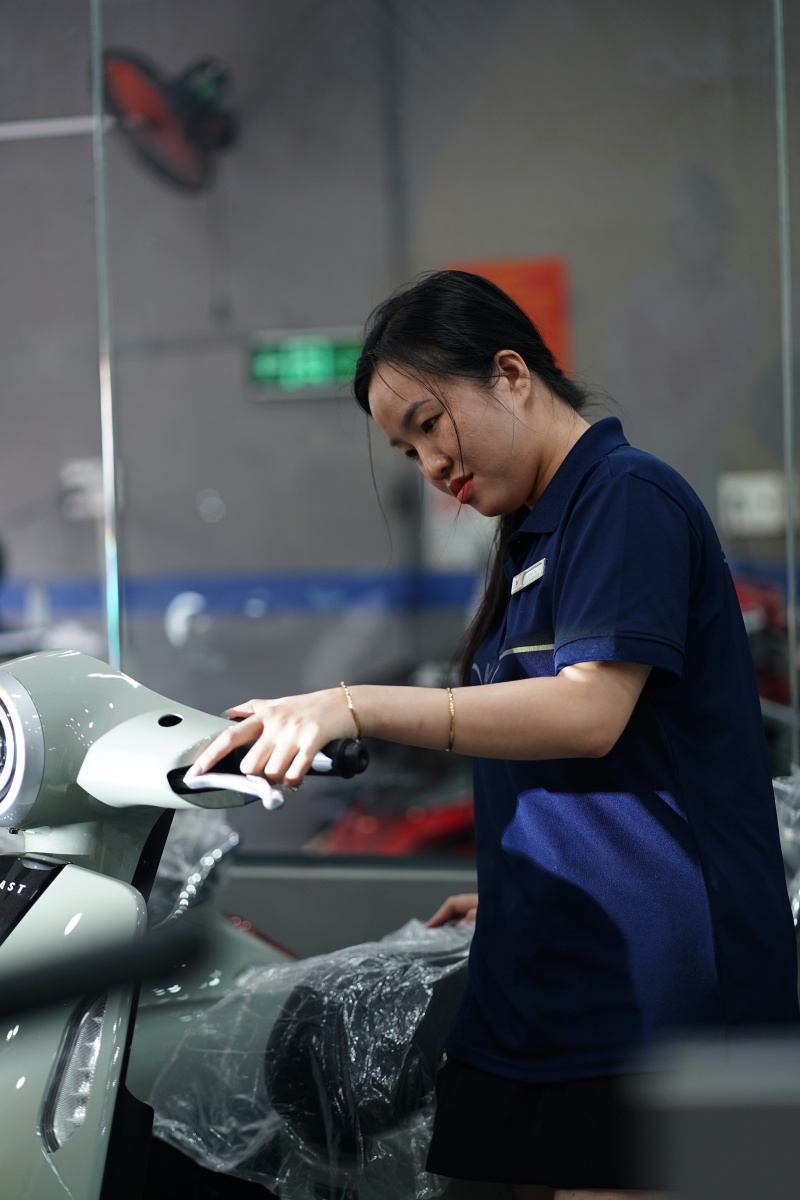 Đi một vòng các cửa hàng xe điện ở TP.HCM: “Hai ngày cuối tuần bán hơn 60 chiếc, khách đến liên tục”- Ảnh 6.