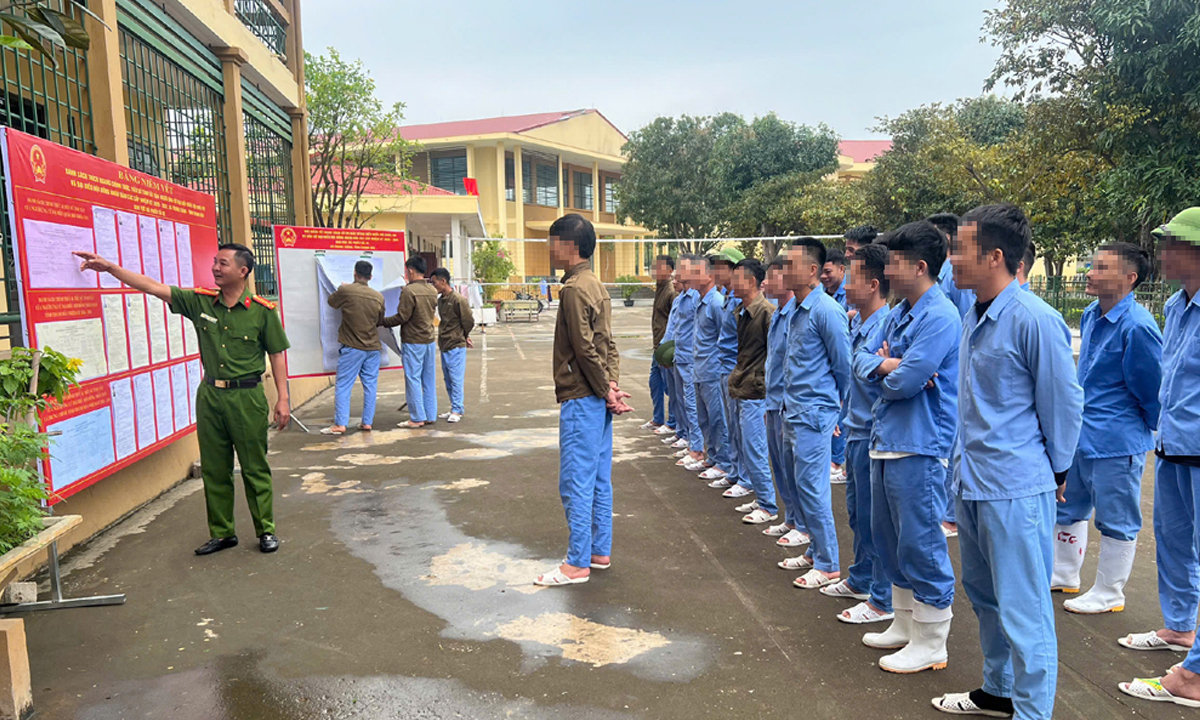 Tổ bầu cử trực tiếp mang hòm phiếu đến từng khu giam giữ để thực hiện bầu cử- Ảnh 2.