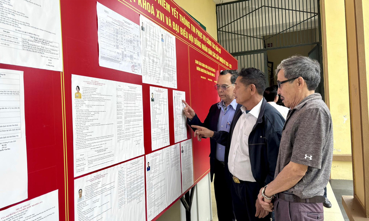 Tổ bầu cử trực tiếp mang hòm phiếu đến từng khu giam giữ để thực hiện bầu cử- Ảnh 4.