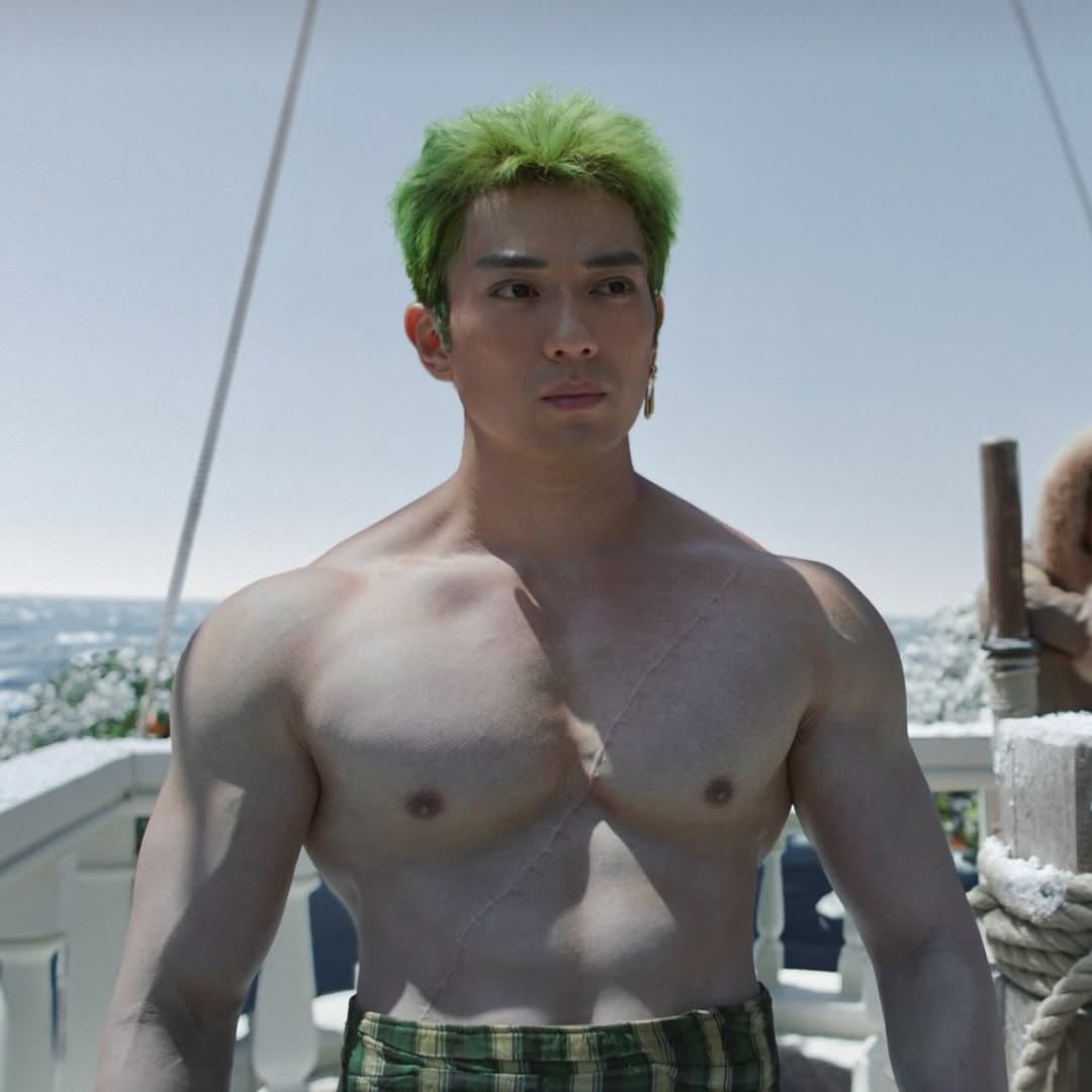 Tài tử đóng Zoro trong One Piece gây sốt vì đẹp hơn bản gốc, đến cả cơ bắp cũng xé truyện bước ra- Ảnh 3.