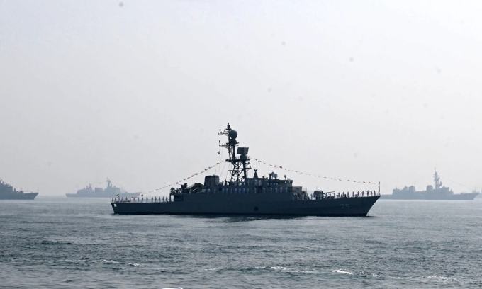 Hộ vệ hạm IRIS Dena của Iran trên Vịnh Bengal trong Lễ Duyệt binh Hạm đội Quốc tế tổ chức tại Visakhapatnam, Ấn Độ, ngày 18/2. Ảnh: AP