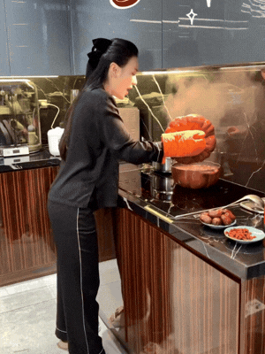 Phương Oanh xuất hiện trở lại trên mạng xã hội, lộ chi tiết vẫn sống ở biệt thự quen thuộc

