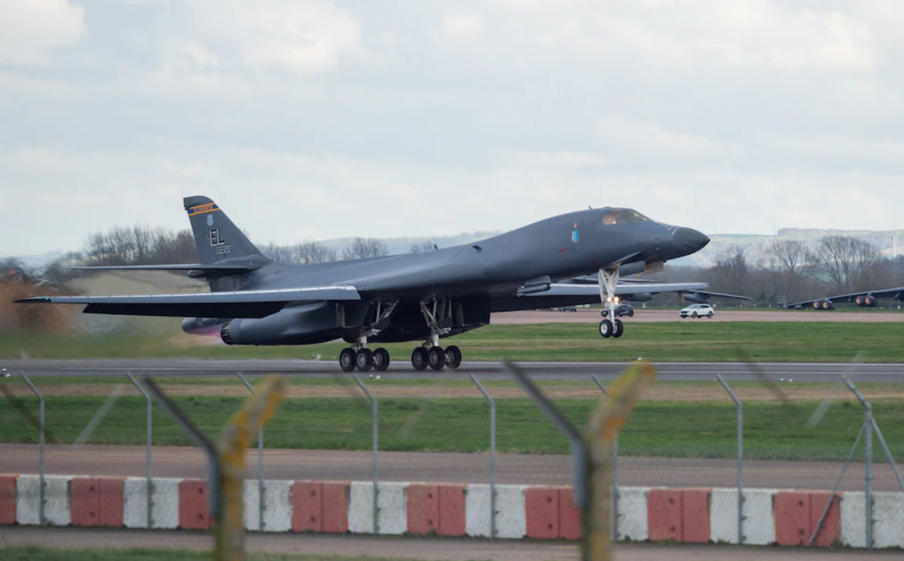 Mỹ tăng cường oanh tạc các cơ sở tên lửa ngầm của Iran - Ảnh 3.