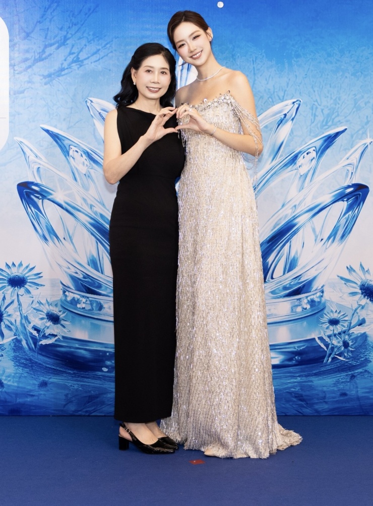 Hoa hậu Lê Nguyễn Bảo Ngọc xuất hiện cùng mẹ - bà Nguyễn Thị Thu Hài. Cô đảm nhận vị trí giám đốc điều hành cuộc thi năm nay. Người đẹp bày tỏ niềm vui khi đồng hành cùng mùa giải mới và kỳ vọng tìm ra gương mặt xứng đáng tranh tài ở đấu trường sắc đẹp quốc tế.