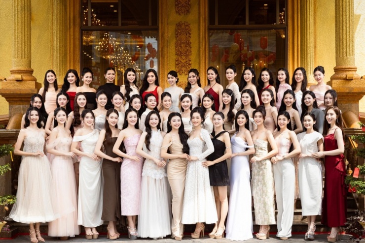 Bên cạnh dàn khách mời, Top 48 thí sinh xuất sắc nhất của Miss World Vietnam 2025 xuất hiện rạng rỡ tại sự kiện, sẵn sàng bước vào chặng đường chinh phục vương miện.