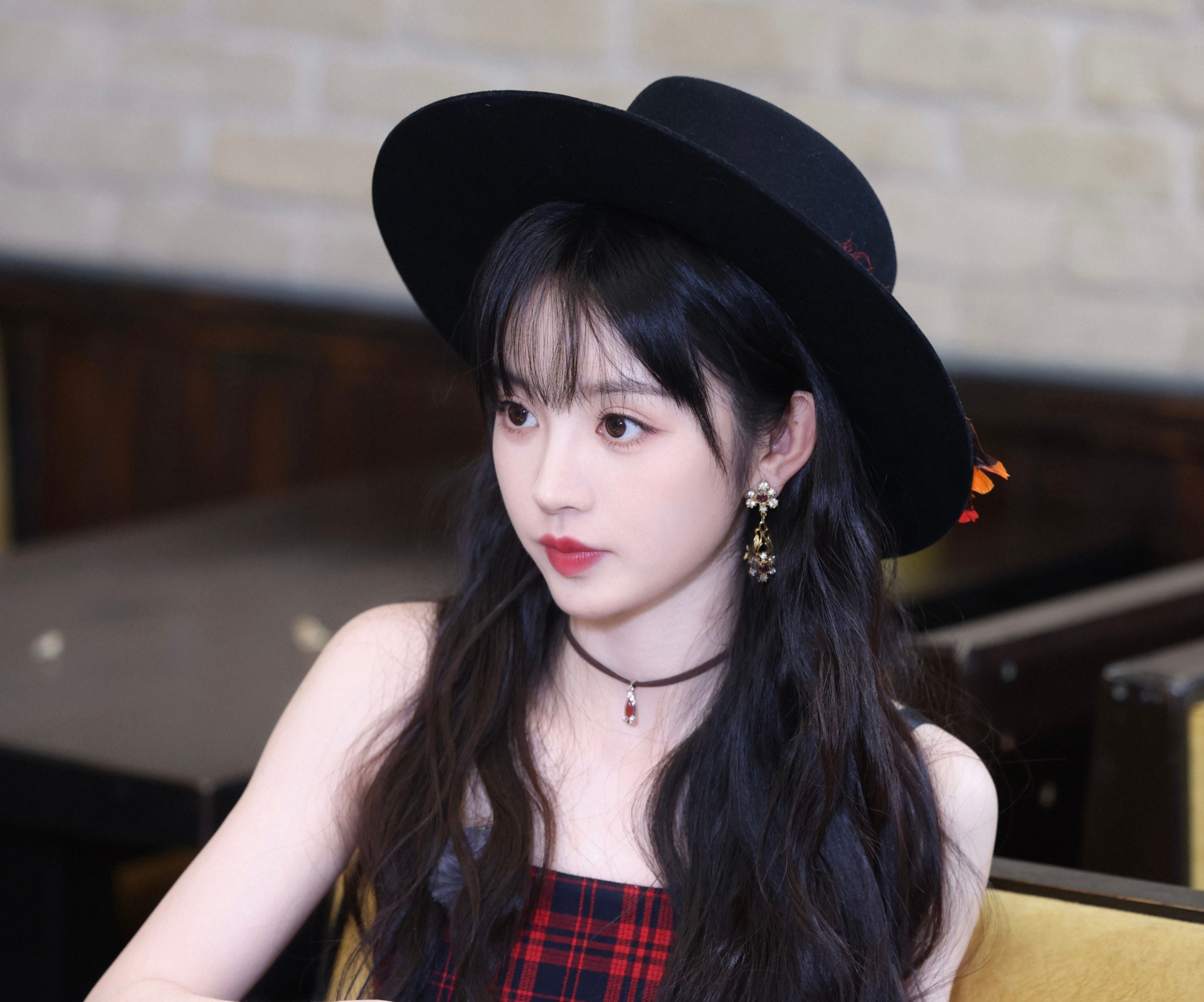 Mỹ nhân chỉ nặng 45kg mà vác cả con heo lẫn cõng bạn diễn 1m90, mặt và body chả liên quan gì đến nhau- Ảnh 7.