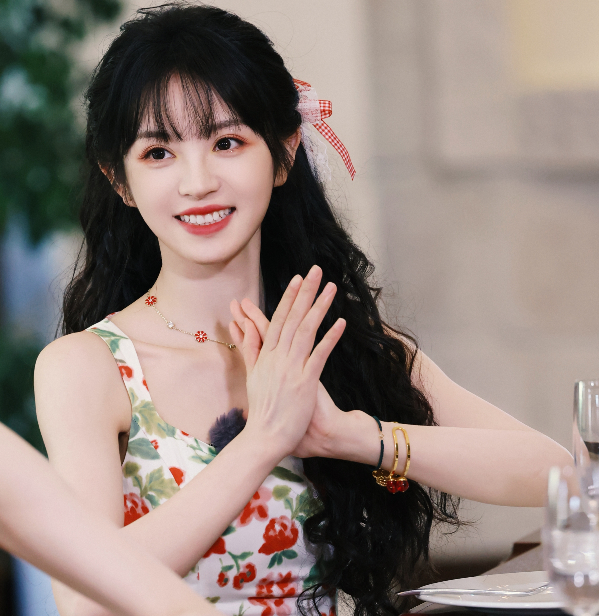 Mỹ nhân chỉ nặng 45kg mà vác cả con heo lẫn cõng bạn diễn 1m90, mặt và body chả liên quan gì đến nhau- Ảnh 9.