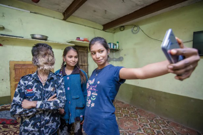 Patidar chụp ảnh cùng các chị em. Ảnh: The Sun