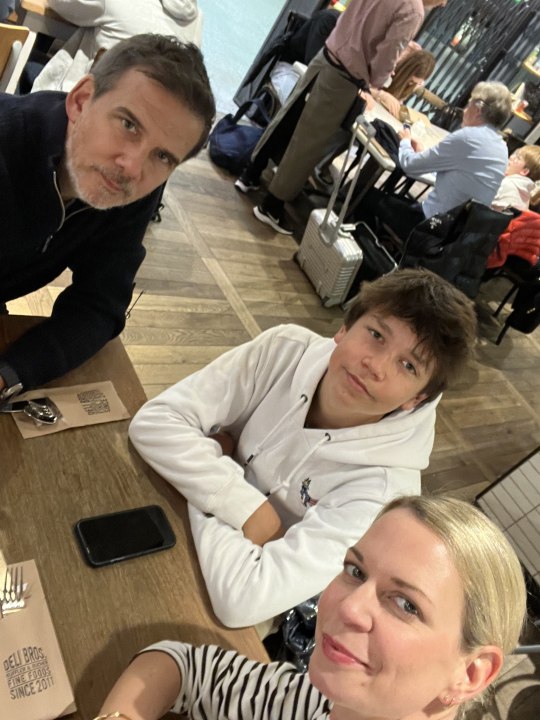 Khi AI lấy đi hàng triệu việc làm, những đứa trẻ được bố mẹ làm 