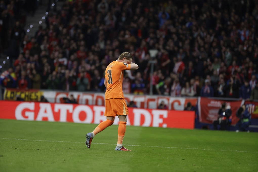 Thủ môn thảm họa khiến Tottenham thua đậm, bật khóc khi rời sân sau 17 phút - 2