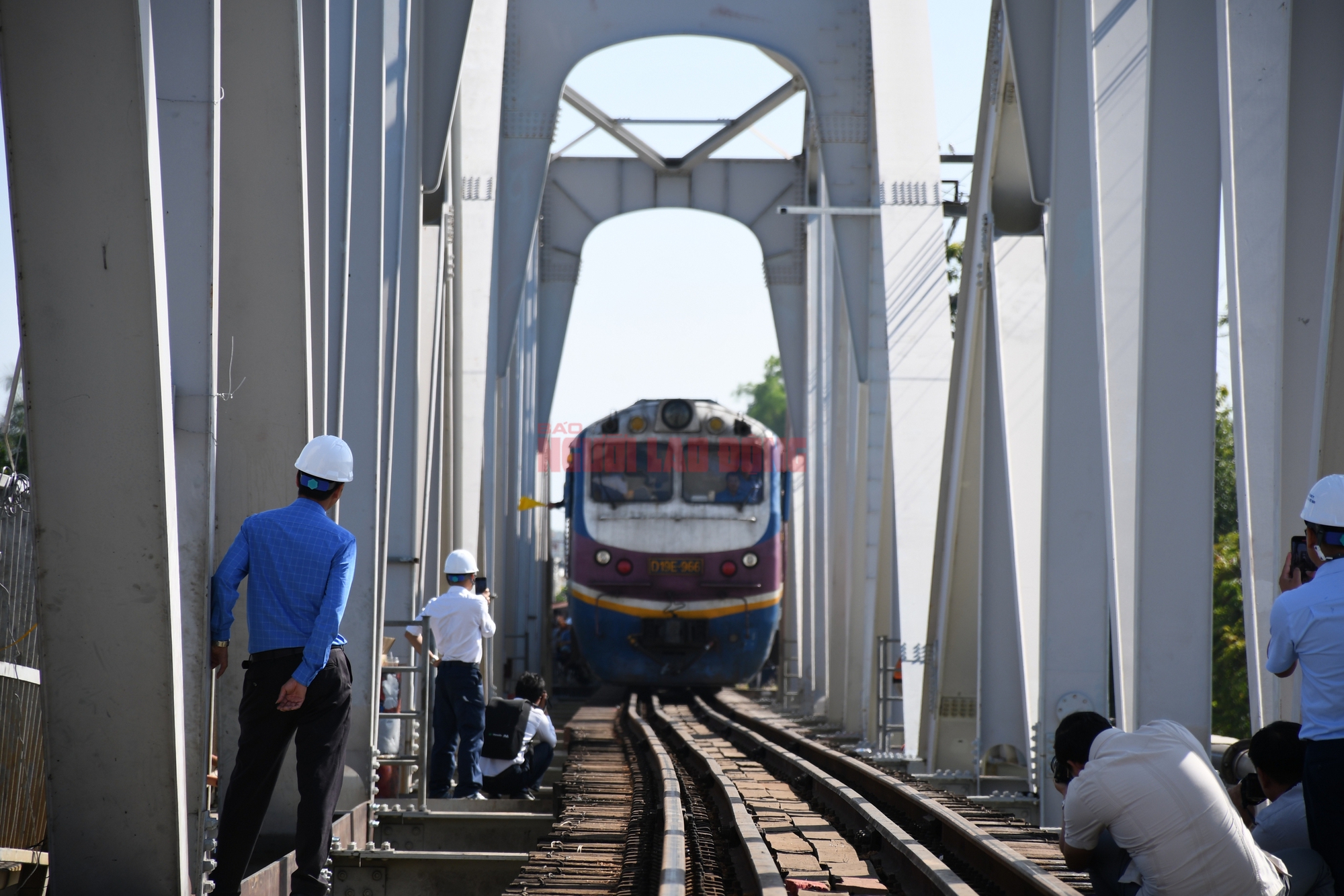 CLIP: Chính thức thông tuyến đường sắt qua cầu Ghềnh sau sự cố sà lan tông cầu- Ảnh 5.
