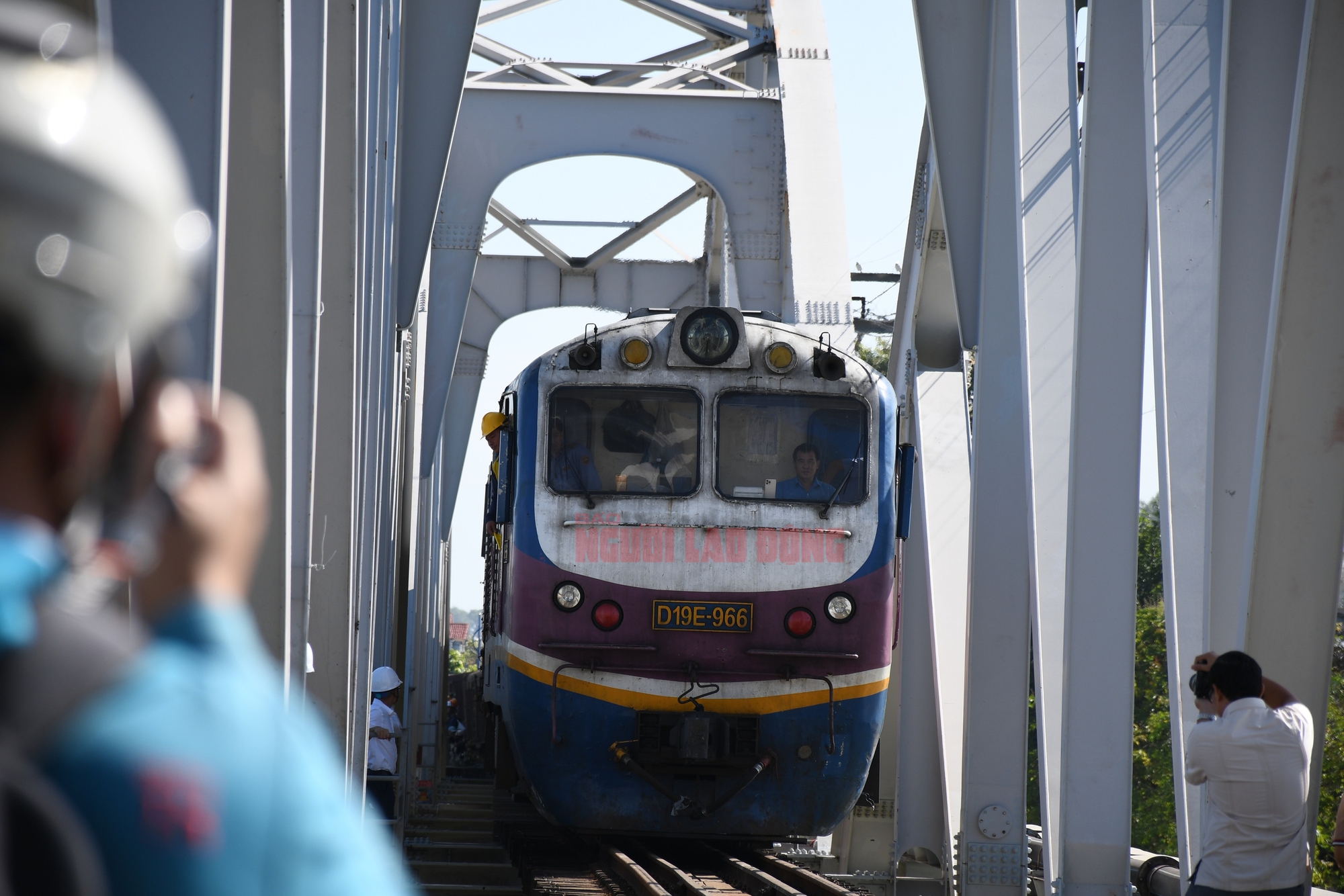 CLIP: Chính thức thông tuyến đường sắt qua cầu Ghềnh sau sự cố sà lan tông cầu- Ảnh 6.