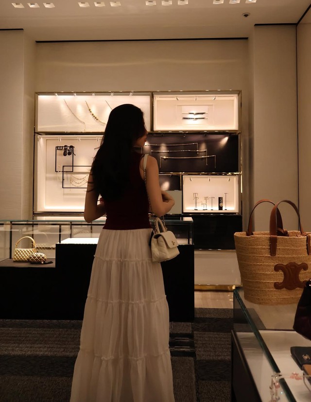 Chân váy trắng mang đến phong cách dịu dàng cho những ngày nắng- Ảnh 10.