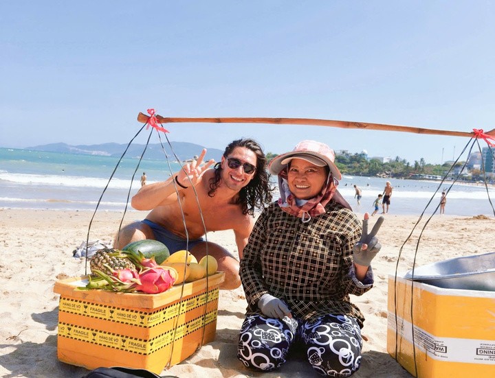 Louis chụp ảnh cùng "dì Mai" (ảnh: NVCC)