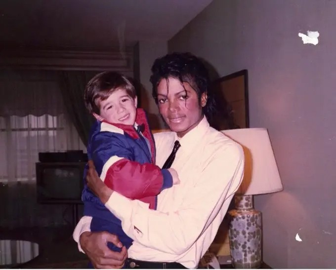 Michael Jackson bế Frank Jr., người sau này trở thành trợ lý của ông. Ảnh: X