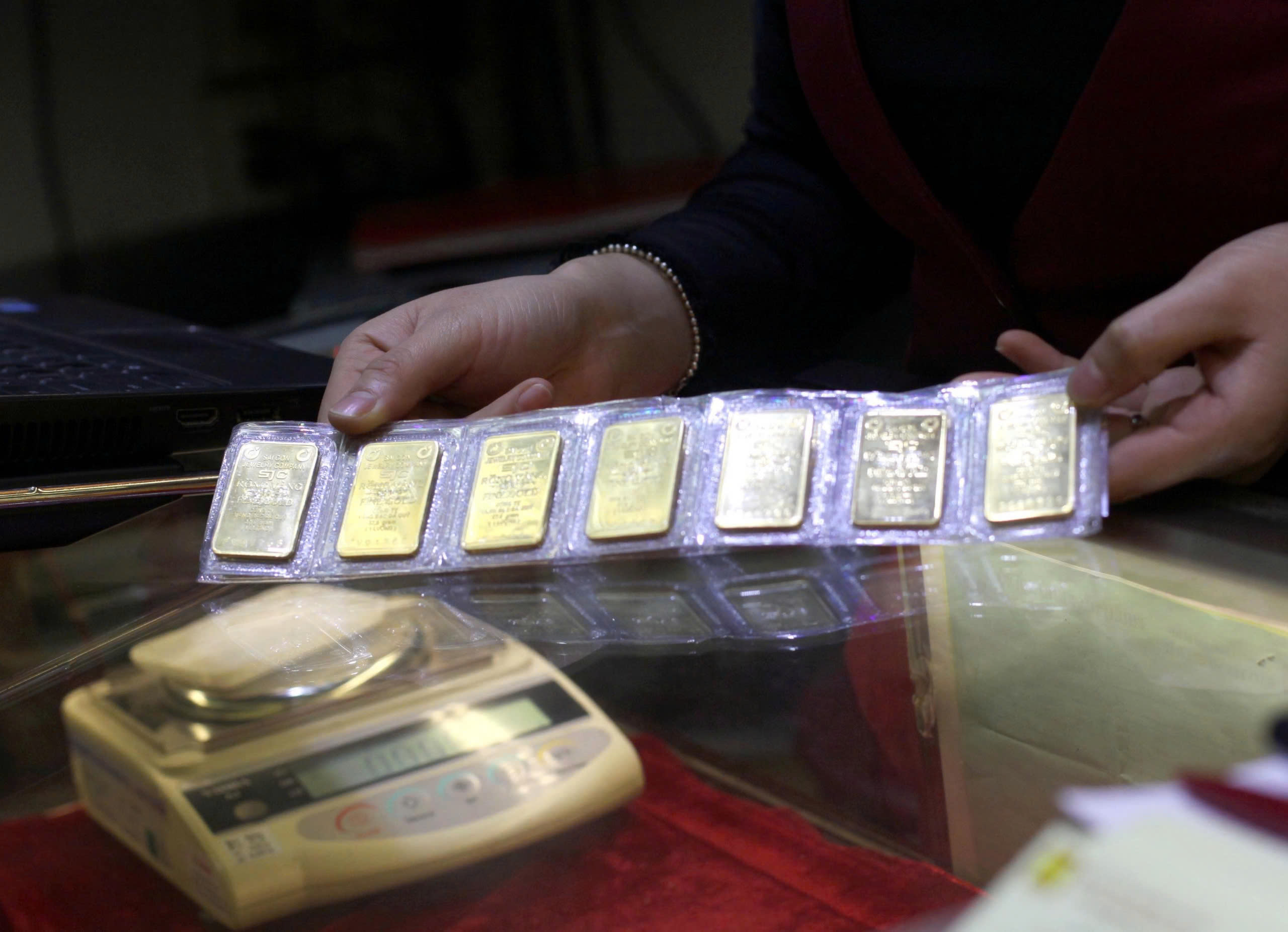 Giá vàng bật tăng, giá bạc giảm nhẹ, kịch bản nào tiếp theo?- Ảnh 2.