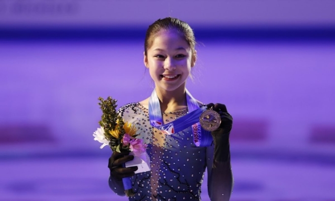 Alysa Liu chụp ảnh cùng HC vàng sau khi vô địch nội dung đơn nữ tại Giải vô địch trượt băng nghệ thuật Mỹ 2019 ở Little Caesars Arena, thành phố Detroit, bang Michigan ngày 25/1/2019. Ảnh: USA Today Sports