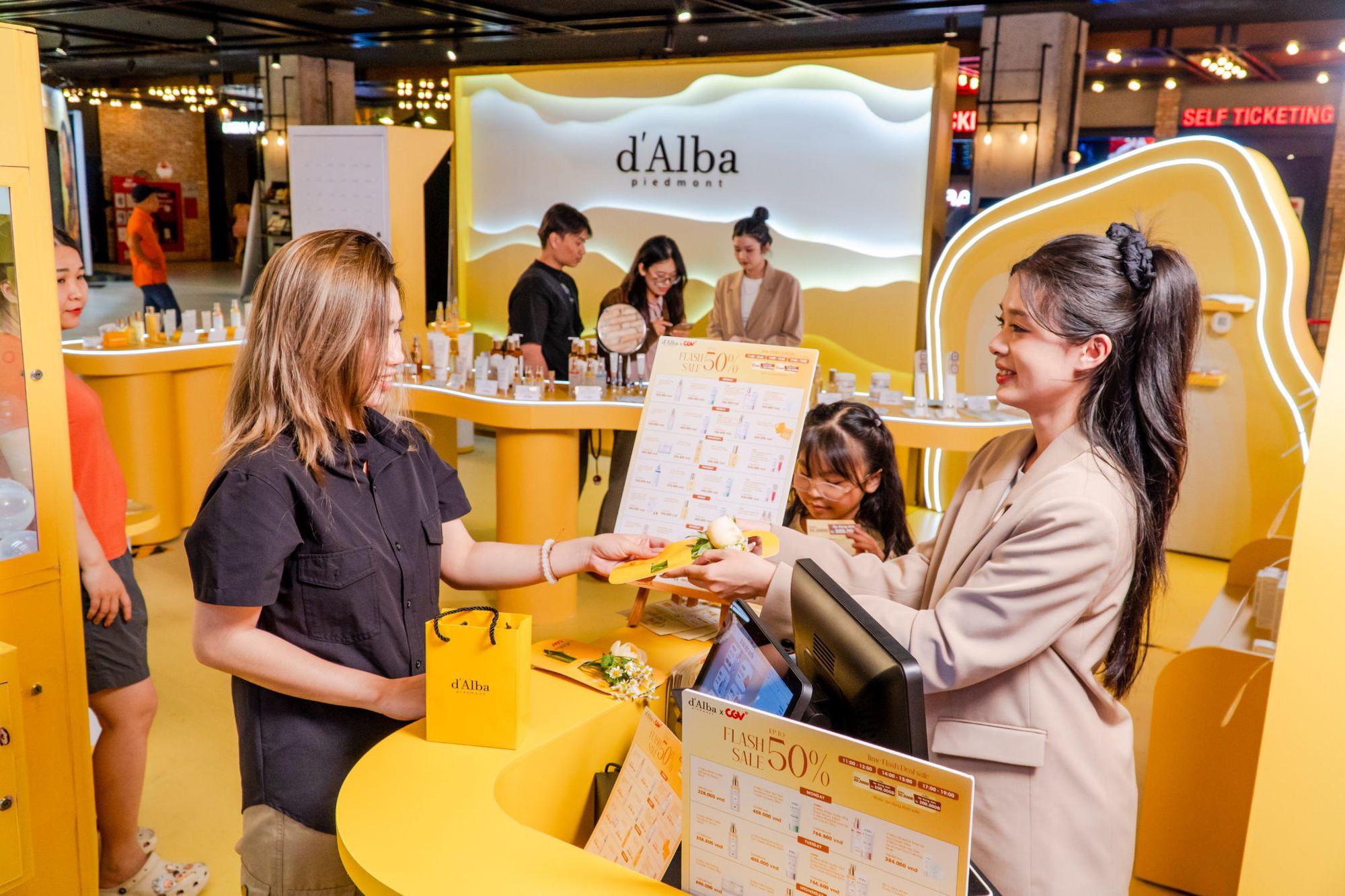 Hàng ngàn người đánh thức làn da căng bóng cùng d’Alba tại sự kiện “Glow in the Spotlight”- Ảnh 4.