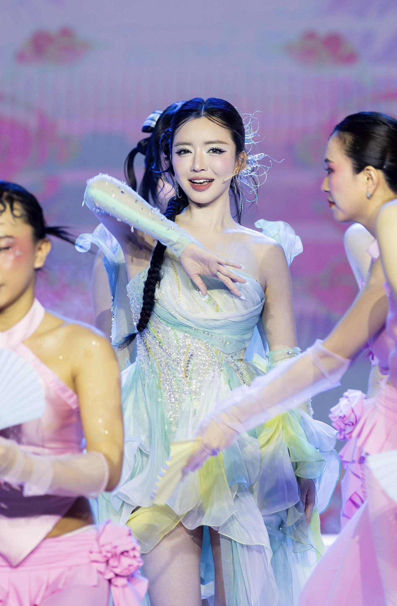 Mỹ nhân Việt hát 3 bài bỏ túi nửa tỷ đồng: Bị chê diễn hời hợt, nhan sắc ngày càng khác lạ- Ảnh 8.