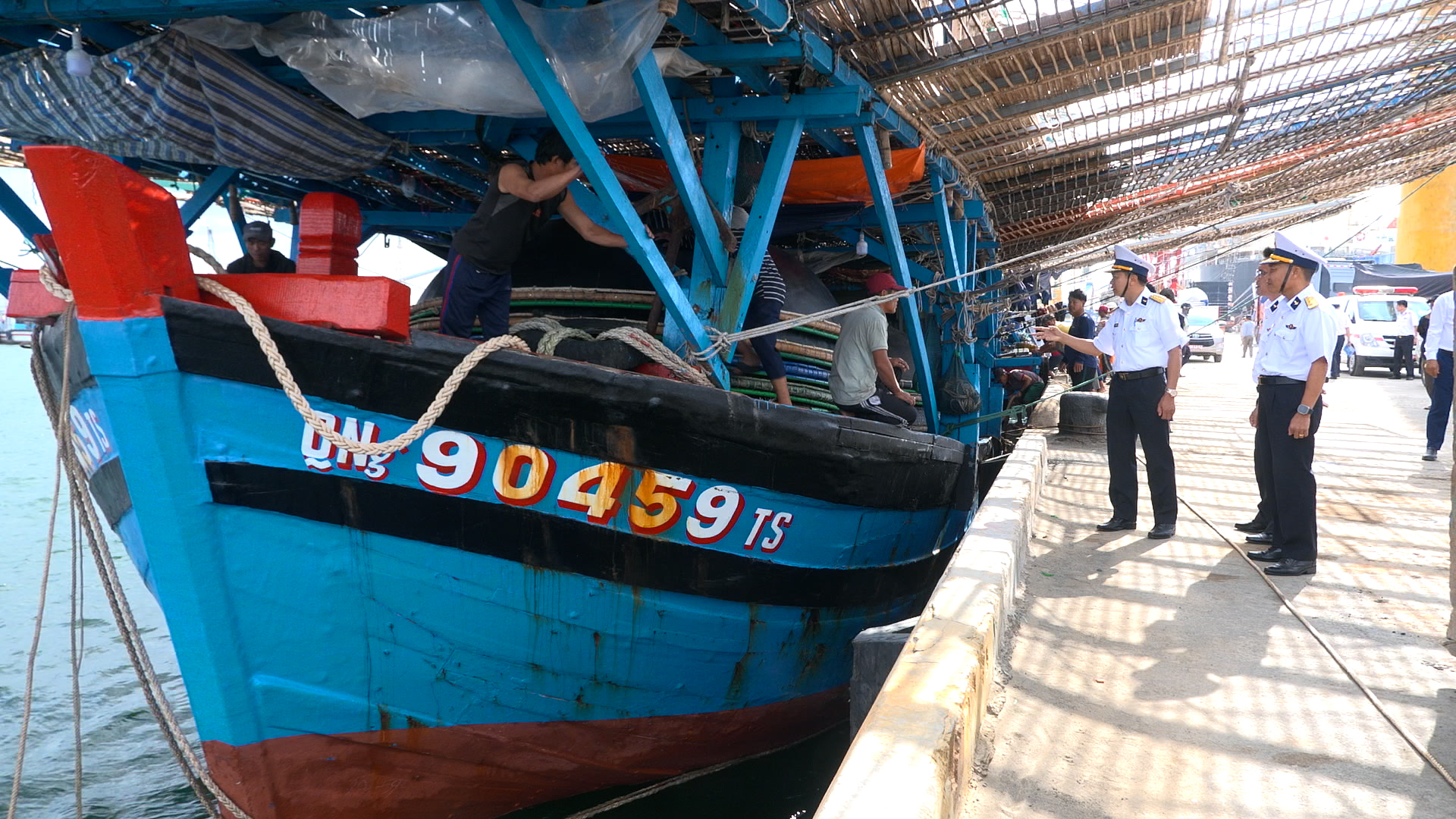 Hải quân xuyên đêm vượt sóng lớn, lai dắt tàu cá Quảng Ngãi cùng 36 ngư dân về bờ an toàn 
- Ảnh 4.