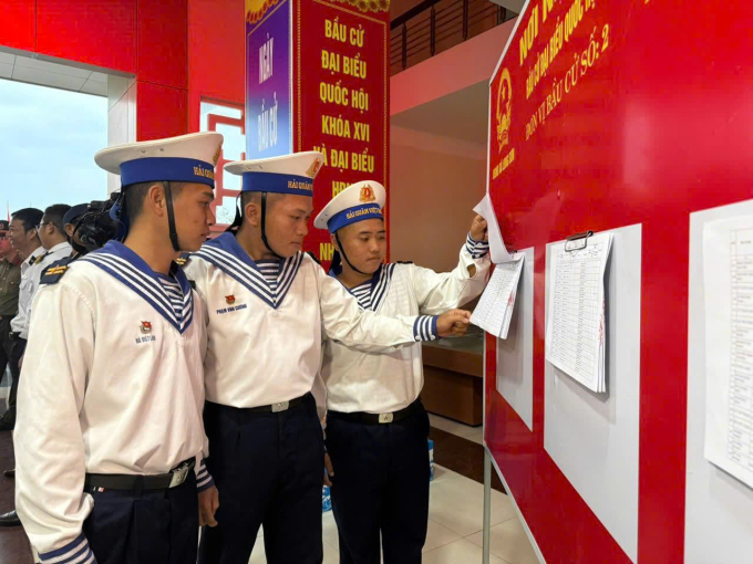 Chiến sĩ quân xem danh sách cử tri tại điểm bầu cử Bộ Tư lệnh Vùng 2 Hải quân, xã Long Sơn. Ảnh: Nhi Hoàng