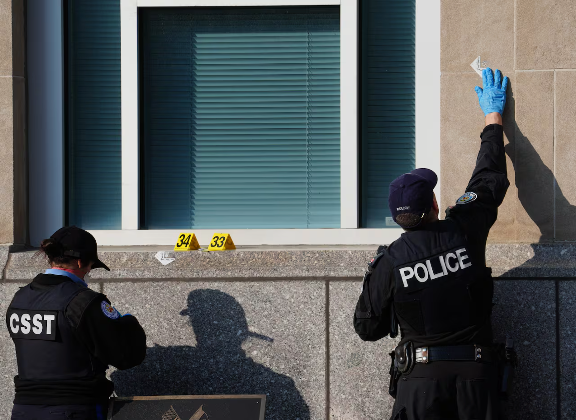 Nổ súng vào Lãnh sự quán Mỹ ở Toronto, Canada truy tìm 2 nghi phạm - Ảnh 3.